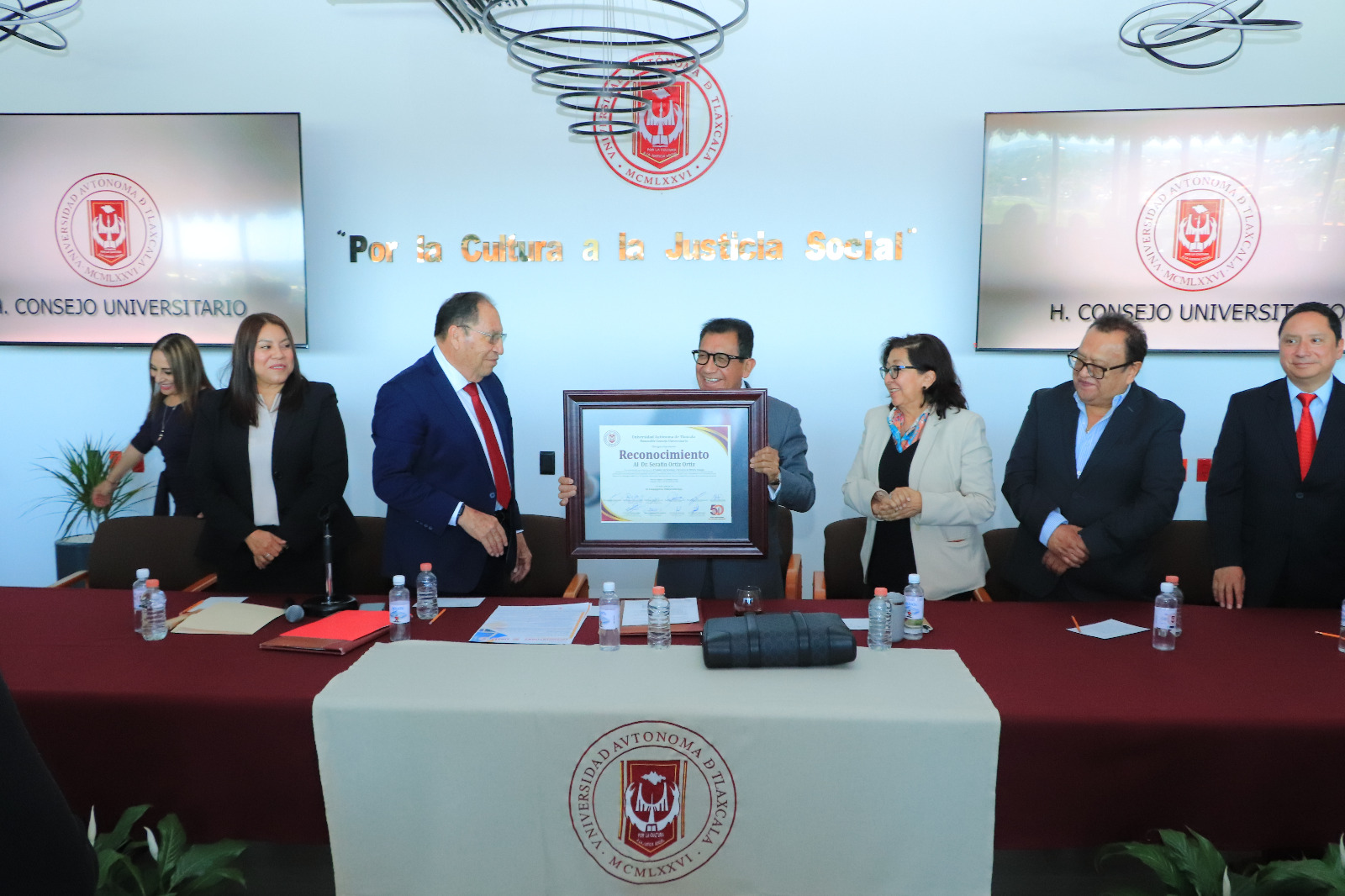 H. Consejo Universitario reconoce el liderazgo educativo y el empuje que el Dr. Serafín Ortiz ha dado a la UATx